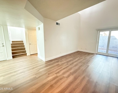 7772 N 19th Drive - Photo Thumbnail 4