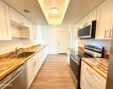 7772 N 19th Drive - Photo Thumbnail 7