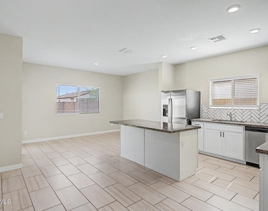 40320 W Bravo Drive - Photo Thumbnail 13