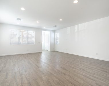 8326 E Prairie Avenue - Photo Thumbnail 9