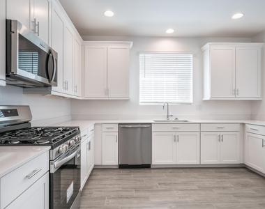 8326 E Prairie Avenue - Photo Thumbnail 6