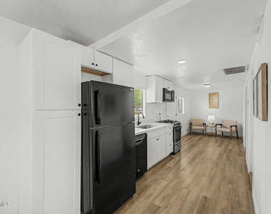 723 E Sunnyslope Lane - Photo Thumbnail 9