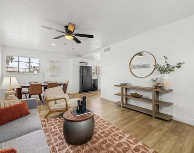 723 E Sunnyslope Lane - Photo Thumbnail 4