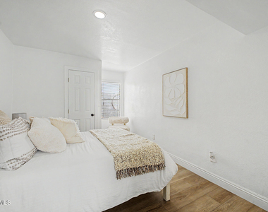 723 E Sunnyslope Lane - Photo Thumbnail 19