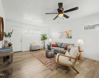 723 E Sunnyslope Lane - Photo Thumbnail 3