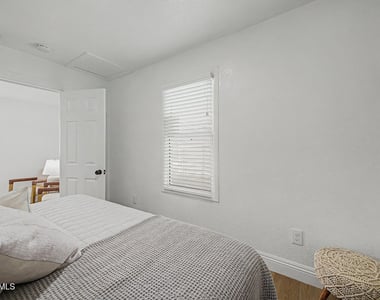 723 E Sunnyslope Lane - Photo Thumbnail 15