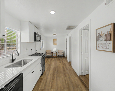 723 E Sunnyslope Lane - Photo Thumbnail 12