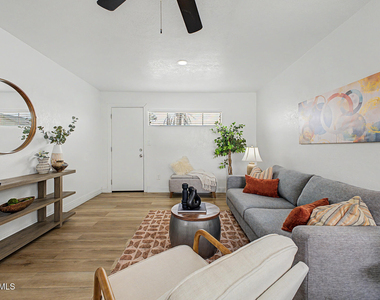 723 E Sunnyslope Lane - Photo Thumbnail 6