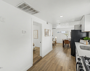 723 E Sunnyslope Lane - Photo Thumbnail 10