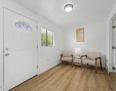 723 E Sunnyslope Lane - Photo Thumbnail 2