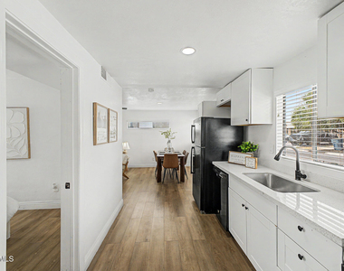 723 E Sunnyslope Lane - Photo Thumbnail 11