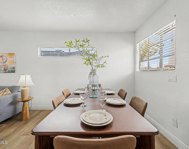 723 E Sunnyslope Lane - Photo Thumbnail 8
