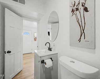 723 E Sunnyslope Lane - Photo Thumbnail 13