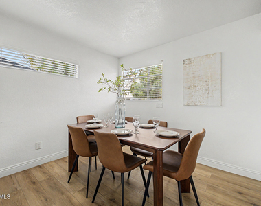 723 E Sunnyslope Lane - Photo Thumbnail 7