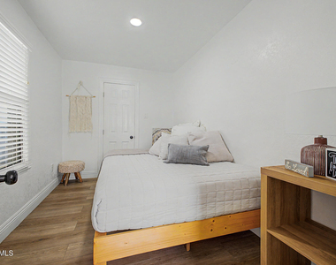 723 E Sunnyslope Lane - Photo Thumbnail 14