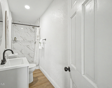 723 E Sunnyslope Lane - Photo Thumbnail 16