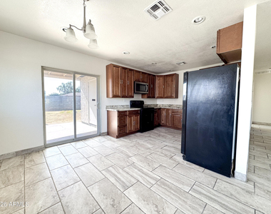 2739 W Rancho Drive - Photo Thumbnail 5