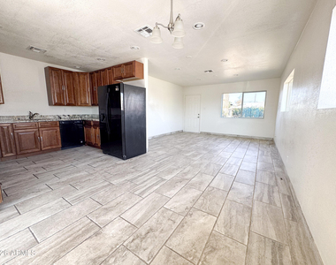 2739 W Rancho Drive - Photo Thumbnail 6