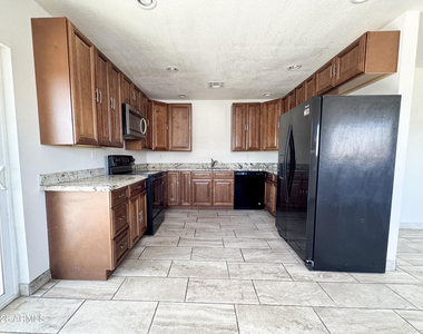 2739 W Rancho Drive - Photo Thumbnail 8