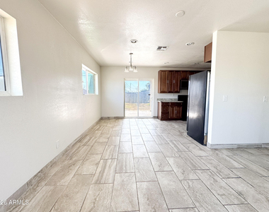 2739 W Rancho Drive - Photo Thumbnail 4