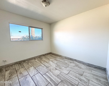 2739 W Rancho Drive - Photo Thumbnail 12