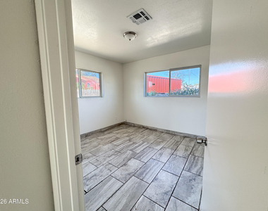 2739 W Rancho Drive - Photo Thumbnail 16