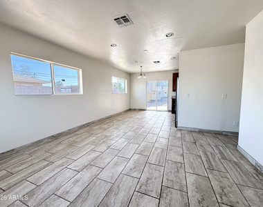 2739 W Rancho Drive - Photo Thumbnail 2