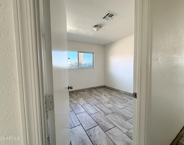 2739 W Rancho Drive - Photo Thumbnail 11