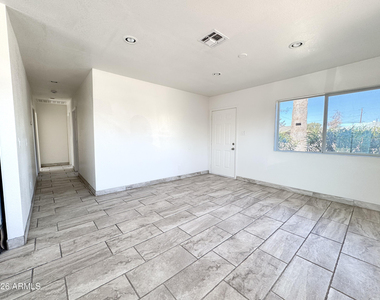 2739 W Rancho Drive - Photo Thumbnail 10