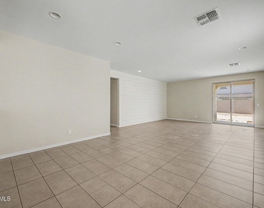 8747 W Solano Drive - Photo Thumbnail 7