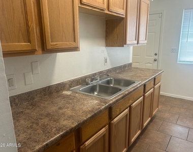 2128 W Devonshire Avenue - Photo Thumbnail 6
