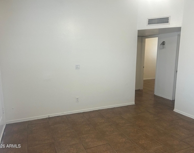 2128 W Devonshire Avenue - Photo Thumbnail 3