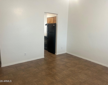 2128 W Devonshire Avenue - Photo Thumbnail 2