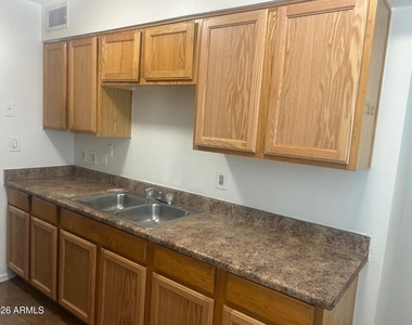 2128 W Devonshire Avenue - Photo Thumbnail 4