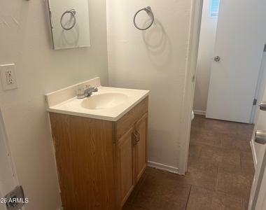 2128 W Devonshire Avenue - Photo Thumbnail 12