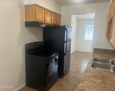 2128 W Devonshire Avenue - Photo Thumbnail 7