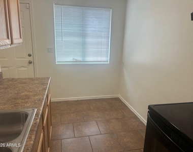2128 W Devonshire Avenue - Photo Thumbnail 5