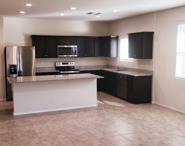 4667 W Nutmeg Avenue - Photo Thumbnail 6