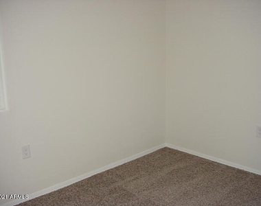 4667 W Nutmeg Avenue - Photo Thumbnail 19