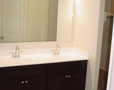 4667 W Nutmeg Avenue - Photo Thumbnail 11