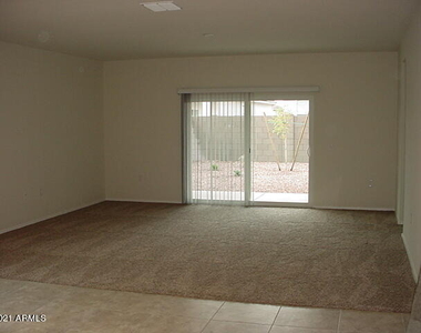 4667 W Nutmeg Avenue - Photo Thumbnail 8
