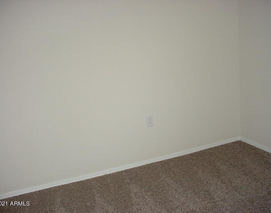 4667 W Nutmeg Avenue - Photo Thumbnail 23
