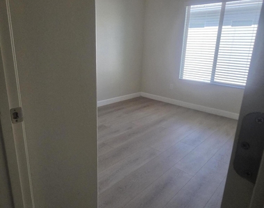 2150 W Alameda Road - Photo Thumbnail 5