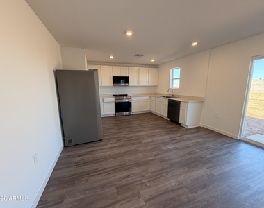526 W Van Haren Street - Photo Thumbnail 4