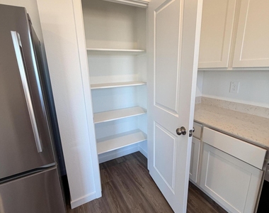 526 W Van Haren Street - Photo Thumbnail 8