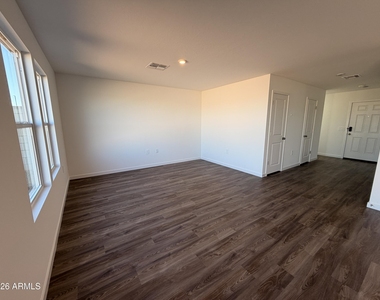526 W Van Haren Street - Photo Thumbnail 5