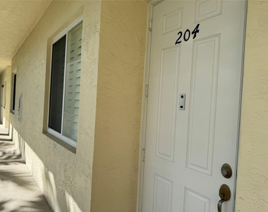 3500 Oaks Clubhouse Drive - Photo Thumbnail 8
