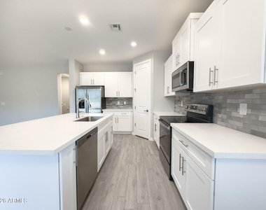 231 E Santa Cruz Drive - Photo Thumbnail 7