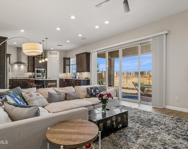 18422 N 65th Place - Photo Thumbnail 8