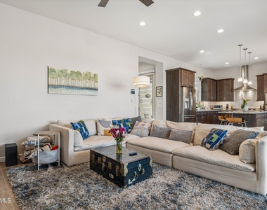 18422 N 65th Place - Photo Thumbnail 7